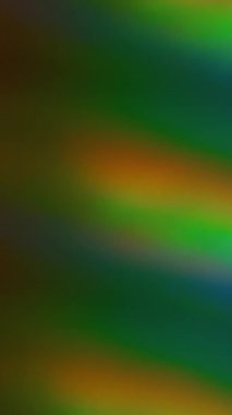 Dikey video. Holografik etki. Bulanık gökkuşağı çizgileri. Odaklanamayan sızıntı, çok renkli yeşil ışınlar soyut sanat ışığı arka planında titreşen ışın mercekleri yanıp sönüyor..