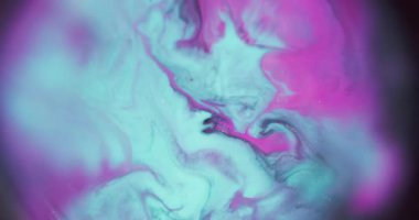 Parlak karışım. Bulanık boya suyu. Mavi pembe parlak sıvı akış sızıntısı yuvarlak çerçevede. Odaklanmamış diş minesi girdabı soyut arkaplan.