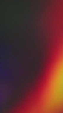 Dikey video. Çok renkli film fişeği. Bulanık ışıldayan ışın. Odaksız sızıntı. Sarı ışınlar. Gökkuşağı titreşimleri..