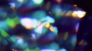 Işıl ışıl. Bulanık mercek gökkuşağı. Odaklanmamış yeşil mavi ışık parıltısı soyut sanat koyu siyah arkaplan üzerinde parıldıyor.