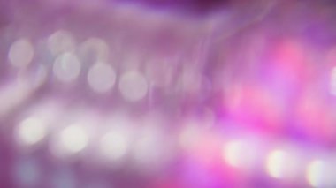 Renkli bir parıltı. Bulanık şafak parlıyor. Soyut ışık kristal arka planda sönük mor gökkuşağı spektrumu yanıp sönen mercek.