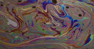 Yanardöner dalga. Kabarcık dokusu. Bulanık mavi pembe pembe renkli benzin pigmenti mor soyut arkaplanda yüzüyor..