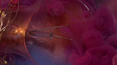 Dikey video. Akış patladı. Kırık cam. Pembe dumanlı dalgalı bulut bulanık sisli mavi yüzey üzerine dökülüyor su ampulü hasarlı soyut arkaplan.