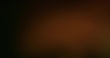 Işık sızıntısı. Film yanığı. Koyu kahverengi arka planda parlayan renkli odaklanmış nokta. Gece soyut sinematik doku optik etkisini örtüyor.