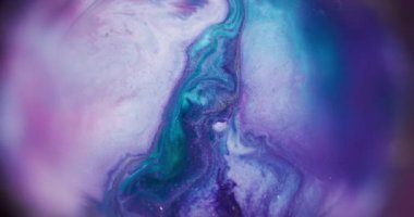 Parıltı akıyor. Bulanık akrilik akıntı. Beyaz mavi, mor, köpüklü su, mürekkep pigmentini yuvarlak mercekle karıştırıyor. Odaklanmamış renk soyut arkaplanı.