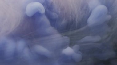 Köpüklü sis. Sıçrama boyası. Odaklanmamış mavi renk dokusu damlası soyut sanat yaratıcılığı arka planında yüzen duman sıvısı damlacıklarını karıştır.