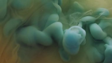 Sisi karıştır. Buhar boyası. Soyut sanat eserinin yaratıcı ruhani arka planında dalgalanıp duran su ıslak dalgasında çözünmüş sarı duman mürekkebi dokusu..