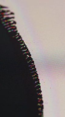 Dikey video. Mürekkep ekranı. Kırık ekran. Dalgalı, kumlu yüzey arızası monitörüne siyah boya yayıyor. Yayın görüntüsü hasarı artıyor.