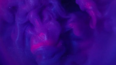 Duman parçacıkları. Suluboya mürekkep. Kasvetli mor mor mavi parıldayan bulut akıntısı sanat sıvısında. Atmosferik soyut su neon rengi çözünmüş doku.