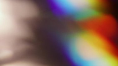 Parlak doku. Bulanık parıltı. Soyut sanatın koyu siyah arka planında sönük mavi, çok renkli gökkuşağı spektrum parıltısı ışığı.