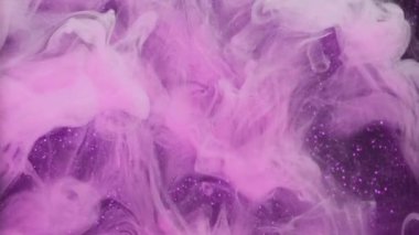 Ruhsal sis dokusu. Fantezi örtüşmesi. Odaklanmamış mor sisli boya mürekkep bulutu soyut ışıldayan sanat eserlerinde ışıldıyor..