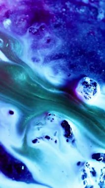 Dikey video. Boya sızıntısı. Renk dökülmesi. Mavi menekşe çift akış simli yüzey mermer etkisi. Parlak mor boya. Parlak toz kumla karıştırılmış..