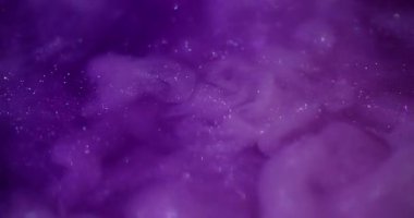 Işıldayan sıvı. Mürekkep dalgası. Mor menekşe metalik toz sanat sisi suyu. Odaklanmamış parlak akış sıçrama renk soyut arkaplan.