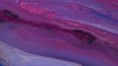 Leke sızıntısı. Parlak mürekkep. Odaklanmamış pembe mor renk parlak toz cilası sıvı pigment karışımı soyut arkaplan.