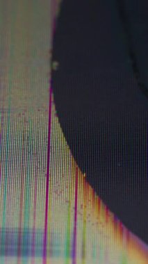 Dikey video. Bozuk televizyon. Hatayı göster. Cam dijital yüzeyde renk kenarlı bir çatlak var. Görüntü genişletme siyah noktasında bozulma.