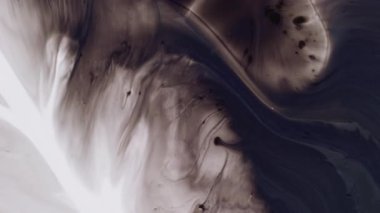 Sıçrama noktası. Grunge akışı. Havadar siyah beyaz peçeli dalgalı kirlilik dalgaları döktü. Fantezi bulutlu boya soyut arka plana dökülüyor..