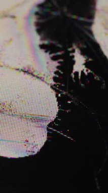 Dikey video. Parçalanmış ekran. Delik çatlağı. Kırık pikselli cam yüzey sızdırıyor. Bozuk ekran kaplamalı hasarlı dijital ekipman.