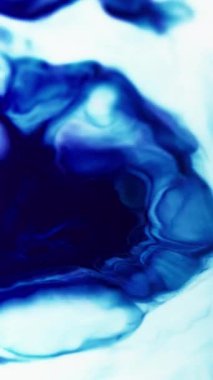 Dikey video. Mavi bilye. Dalgalı boya. Açık opak diş minesinde çözünen genişletme boyası. Akrilik yüzeyde karışık renk dalgaları karışımı.