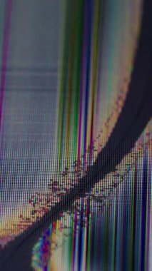 Dikey video. Grunge yayıncılık. Ağ ekran. Kırık tahıl TV ekranının bozuk dijital kanal sinyali. Renk çizgisi hatası yok edilen piksel örtüşmesi.