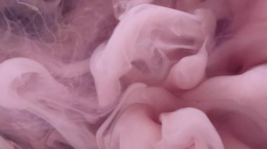 Boya sisi. Akışkan bulut. Odaklanmamış mor renkli ruhani kimyasal karışım sıvısı soyut koyu siyah sanat arka planında asılı duruyor..