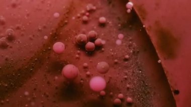 Karışım sıvısı. Boya karışımı. Odaklanmamış kırmızı kırmızı mürekkep rengi su kabarcıkları damlalar halinde küresel doku soyut arkaplana yayılır..