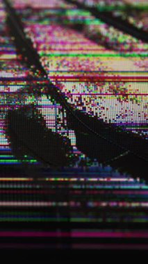 Dikey video. Grunge pikseli. Yayın sorunu. Kaotik çatallı renkli ekran kafes yüzeyi. Siyah şekilsiz ölü noktalı kötü kalite görüntü.
