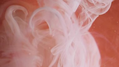 Sanat bulanıklığı. Renkli sis. Kabarık akıntı beyaz turuncu beyaz karışımı rüyadaki girdap gibi akıyor. Havalı kıvrımlı boya sıvısı mistik peçe dokusu.