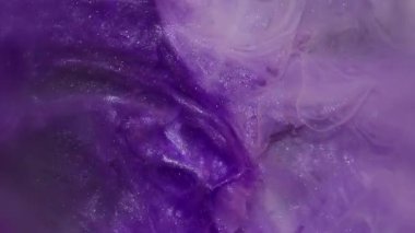 Sis sıçraması. Boya patlıyor. Beyaz mat mor parıldayan mürekkep dumanı koyu suya karışıyor. Soyut arkaplan parçacıkları kırık cam ampul.