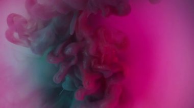 Boya buharı. Pigment akışı. Mat sim püskürtücü karışım mürekkep bulutu pembe kırmızı gri renk soyut arka plan bulanık su.