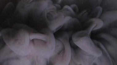 Duman dokusunu karıştır. Sis sıvısını boya. Odaklanamayan mor renkli sis soyut altın sanat arka planına mürekkep dumanı sıçratıyor..