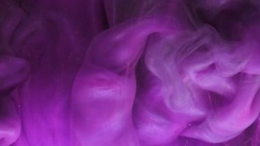 Fantezi dumanı. Violet karışımı. Yumuşak suluboya dalgalı girdaplar suda yüzer. Gizemli mor soyut arkaplan. Odaklanamayan puslu dokusu var..