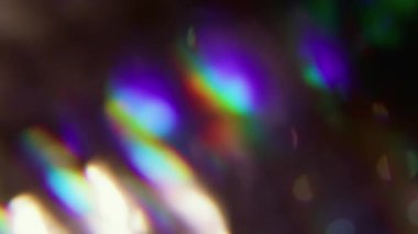 Gökkuşağı parıltısı. Görüntü sızıntısı parlıyor. Odaklanmamış mavi, yeşil, renkli, parlak, soyut sanat, koyu siyah arka planda yanıp sönen ışıklar..