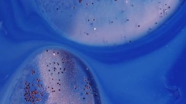 Emülsiyonu bırak. Işıldayan akış. Yağlı boya lekesi mavi sıvı bulanık arkaplanı birleştirir. Parlak sıvı soyut metal tozu yüzeyi.