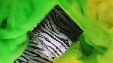 Boya patlaması. Soyut zebra deseni. Odaklanmamış yeşil çok renkli duman kübü sisi desenli sanat arka planına mürekkep dokusu sıçratıyor.