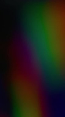 Dikey video. Parlak renkli bir arka plan. Optik lens etkisi. Odaklanmamış toz sızıntısı yeşil sarı ışınlar gökkuşağı titreşen ışınlar koyu siyah, soyut sanat ışığı bulanıklığı.