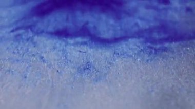 Parıldayan boya. Odaklanmamış sim sanatı. Yanıp sönen mavi renkli sıvı akışı bulanık bokeh hafif modern arkaplanda hareket ediyor.