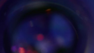 Lazer çemberi. Bulanık parıltı. Odaklanmamış mor kırmızı çok renkli ışık soyut Bokeh koyu arkaplan üzerinde ışıldayan parlak doku.