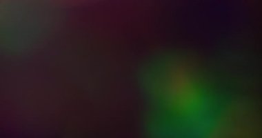 Optik bulanık geçiş. Işık sızıntısı. Koyu arkaplanda parlayan renkli ışınlar. Gece ışını soyut analog kırılma efektini örtüyor.