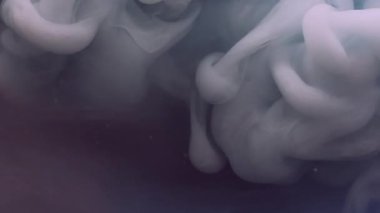 Haze bulutu. Sanat mürekkebi. Odaklanmamış mavi renk boya sıvı duman dokusu sıvı akışı sıçratır ruhani soyut koyu su üzerinde hareket eder.