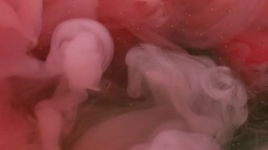 Boya sisi. Akışkan bulut. Soyut koyu siyah sanat arka planına yayılan sönük mor renkli ruhani karışım parıltısı..