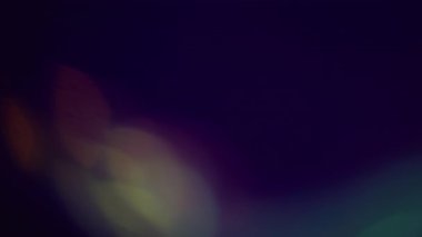 Ray parıldıyor. Bulanık soyut ışık. Odaklanmamış sarı gökkuşağı spektrumu aydınlatma deseni koyu siyah arka planda parıldıyor..