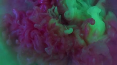 Sis dalgası. Mürekkep patlaması. Duman bulutu akışı sanat duellosu mor yeşil sıçrama. Parıldayan akış karışımı renk su bulanıklığı patlaması soyut arkaplan.