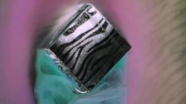 Geometrik şekil. Parlayan zebra deseni. Odaklanmamış pembe duman kübü sisi soyut sanat arka planına boya mürekkebi dokusu sıçratır.