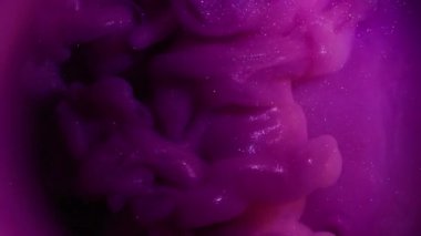 Parıltı yayılıyor. Duman boyası. Soyut arka planda pembe mor menekşe sıvı rahatlama akışı. Su neon rengi atmosfer yüzeyini çözdü.