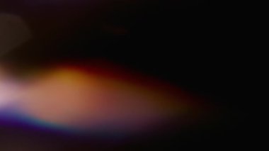 Şafak. Bulanık lazer. Soyut sanatın koyu siyah zeminine odaklanmış mavi yeşil çok renkli gökkuşağı spektrum ışığı.