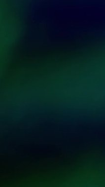 Dikey video. Bulanık ışık dalgaları. Yükselen işaret fişeği. Odaklanamayan sızıntı, çok renkli yeşil ışınlar gökkuşağı titreşimleri, soyut sanat arka planında lens demeti..