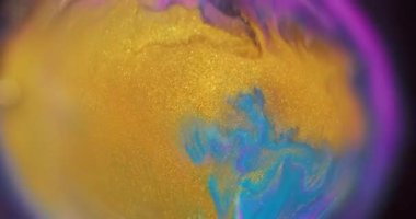 Parıldayan sıvı. Odaklanmamış mürekkep girdabı. Altın mavisi mor parıldayan akrilik emülsiyon kürenin soyut arka planında renk akışını karıştırıyor.