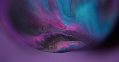 Boya girdabı bulanıklığı. Akrilik dökülmesi. Soyut yuvarlak mercek rengini karıştıran mor siyah boya. Işıldayan pigment menekşe arkaplanda çözülüyor.