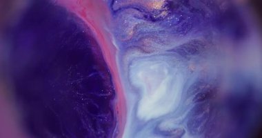 Parıldayan sıvı. Odaklanmamış mürekkep girdabı. Mor mor parıldayan akrilik emülsiyon. Bulanık çerçevede renk akışını karıştırıyor..