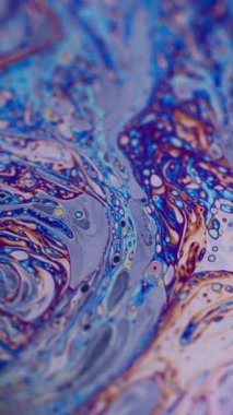 Dikey video. Soyut sıvı. Baloncuk süslemesi. Odaklanmamış mor yeşil yağ rengi eğrisi koyu siyah bulanık ışık sanat arka planında akrilik kaygan.